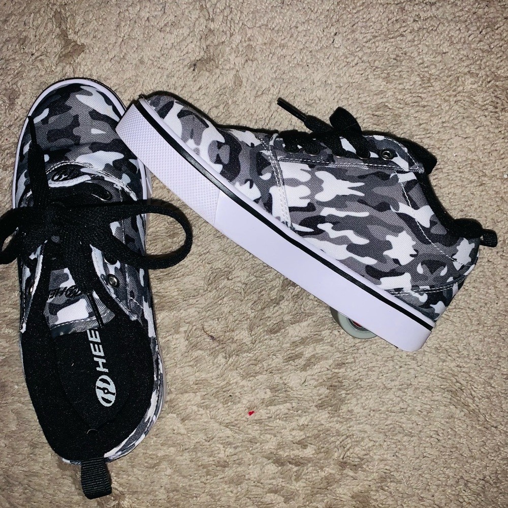 Youth boy heelys size 3, in good preowned condition